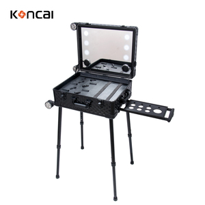 Maletín Rígido <span class=keywords><strong>de</strong></span> Transporte KONCAI para Salón <span class=keywords><strong>de</strong></span> Belleza Estuche <span class=keywords><strong>de</strong></span> <span class=keywords><strong>Maquillaje</strong></span> <span class=keywords><strong>Profesional</strong></span> Tipo Trolley para Barbería con Espejo LED - Product Image 1