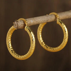 ต่างหูห่วงทองเมดเทียน 14K ดีไซน์คลาสสิคแบบบิดเกลียว เหมาะสำหรับทุกเพศทุกวัย สวมใส่ได้ทุกวัน เครื่องประดับคุณภาพสูง - Product Image 4