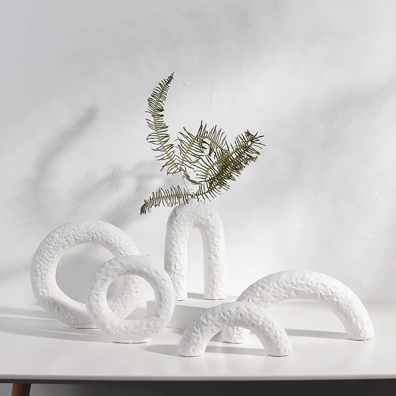 Desain baru grosir vas putih keramik tidak teratur ornamen keramik kreatif vas Nordic untuk dekorasi rumah