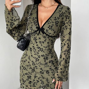 Mini-robe d'été respirante, écologique et légère en maille tissée transparente, style Y2K, à motif floral floqué, col en V profond, détail nœud, manches évasées, coupe trapèze - Product Image 1