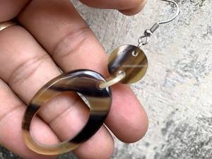 Elegantes pendientes de cuerno de búfalo hechos a mano para mayor comodidad y durabilidad Ideal para trajes casuales y formales - Product Image 6