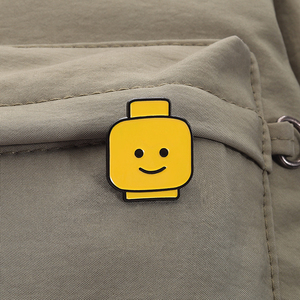 Pin Enamel wajah lucu kuning ekspresi wajah tersenyum blok bangunan bros batu bata kerah ransel lencana hadiah perhiasan grosir - Product Image 3
