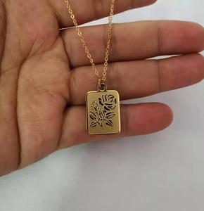 Collana con medaglione floreale personalizzato in acciaio inossidabile con simboli in rilievo incisi collana con ciondolo rettangolo <span class=keywords><strong>fiore</strong></span> rosa - Product Image 1