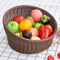Trendy ronde PP rotan handgemaakte waterdichte fruitmand met schuine rand, geweven opbergmand voor fruit en snacks.