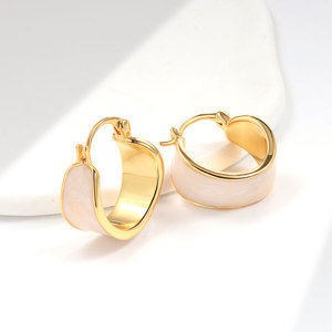 2025 Boutique bijoux mode INS Style élégant Simple <span class=keywords><strong>d</strong></span>éclaration rétro blanc brun émail huile femmes <span class=keywords><strong>boucles</strong></span> <span class=keywords><strong>d</strong></span>'oreilles à la mode - Product Image 3