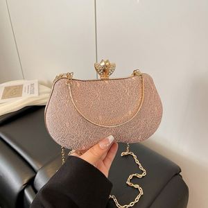 Sac à main de soirée pour femme de haute qualité avec fermoir fantaisie, sac à bandoulière rectangulaire de luxe personnalisé avec chaîne - Product Image 1