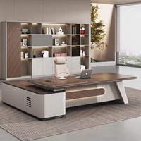 Bureau de direction avec bande lumineuse LED, piétement blanc, plateau en bois foncé et armoire de rangement, bureau de direction moderne