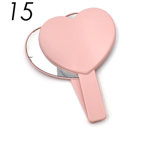 Espejo rosa en forma de corazón.