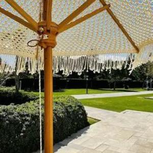 Parapluie de patio bohème en macramé-Conception de gland en corde de coton avec poteau en bois pour jardin et piscine - Product Image 4