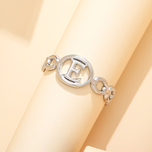 Anillo de Moda RisingMoon Chapado en Oro de 18K, Anillo con 26 Letras, Anillo Abierto Ajustable de Acero Inoxidable para Mujer y Hombre - Product Image 5