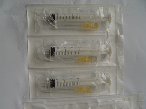 Ligne de machines d'emballage verticale automatique PLC Huanchou pour seringues à pompe à engrenages, impression, assemblage et blisterage, pour seringues PP/PC - Product Image 6