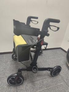 Andador de Aluminio de 4 Ruedas con Plegado Doble de un Clic y Altura Ajustable - Product Image 4