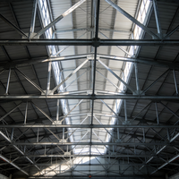 Hangar moderne en structure métallique préfabriquée pour le stockage d'avions privés et l'atelier, avec une grande conception à travée libre