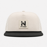 Casquette de golf exclusive structurée à six panneaux, visière plate, badge frontal, perforations laser, respirante, marque privée