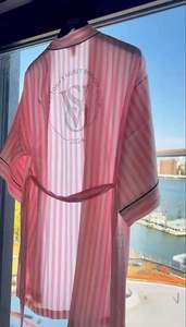 Pijama de seda helada térmica transpirable para mujer, estilo otoño, con pedrería, rayas y bloques de color, y ribete de encaje, tipo bata. - Product Image 6