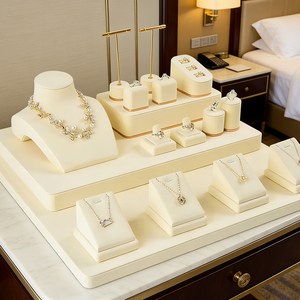 Expositor de Joyería de Microfibra con Elementos Metálicos Dorados, Soporte Personalizable para Anillos, Pulseras, Collares y Pendientes - Product Image 1