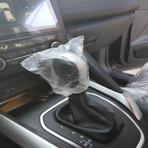 Housses de siège en <span class=keywords><strong>plastique</strong></span> transparent jetables de haute qualité Housse de <span class=keywords><strong>volant</strong></span> de voiture Housse de frein à main de siège avec pliable étanche - Product Image 4