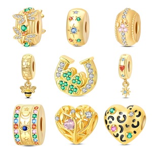 Este colgante de cobre blanco bañado en oro, con diseño de libélula y abeja en forma de corazón, es perfecto como accesorio de moda. - Product Image 1