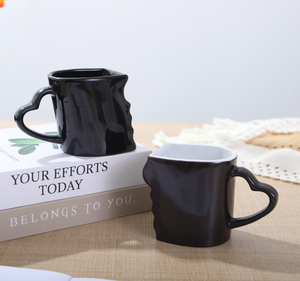 Ensemble de tasses en céramique irrégulières noires et blanches émaillées, motif cœur entrelacé pour couple, personnalisables avec logo et photo, idéal pour la Saint-Valentin et les boutiques. - Product Image 4