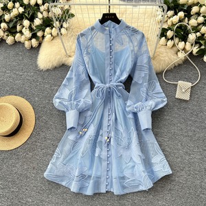 Robe élégante pour femme de qualité supérieure, en dentelle ajourée brodée, à bouton unique, coupe évasée, avec ceinture à nouer - Product Image 4