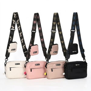 Borsa a Tracolla in Nylon Intrecciato per Passeggiare con il Cane, Impermeabile, Porta Snack, Caratteristiche Sostenibili, Personalizzabile, Materiale in Gomma - Product Image 2
