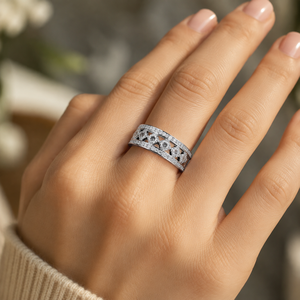 Anello con Zirconi Incastonati per Donne, Gioiello da Dito di Lusso dal Design Minimalista - Product Image 2