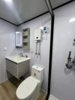 Maison préfabriquée construite sur châssis mobile à roues pour le remorquage