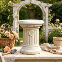 Socle de colonne cannelée romaine en résine blanc cassé texturée, fait main et peint à la main, support de plantes nautique, pilier de jardin classique