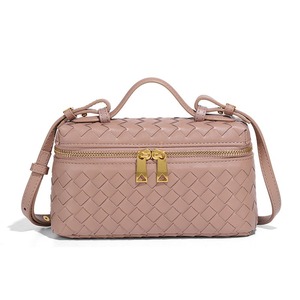 Bolso cruzado tejido <span class=keywords><strong>de</strong></span> piel <span class=keywords><strong>de</strong></span> vaca a la moda <span class=keywords><strong>de</strong></span> alta calidad OEM para mujer, fiambrera pequeña informal clásica colorida a la moda <span class=keywords><strong>de</strong></span> diseñador - Product Image 6