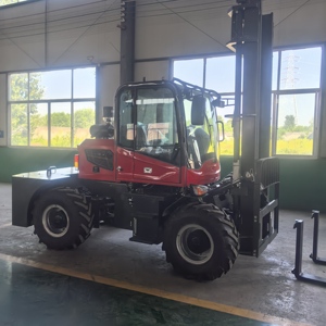 Montacargas Compacto Diésel de 3.5 Toneladas para Terreno Accidentado, 4x4, con Mástil de Tres Etapas - Product Image 2