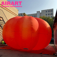 Décoration de jardin d'Halloween avec un ballon géant gonflable en forme de citrouille