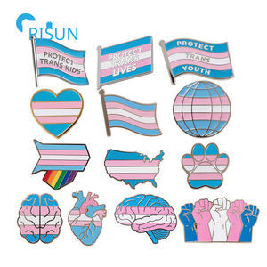 Pin de Solapa Personalizado con Diseño de Puño y Corazón, Movimiento de Derechos Transgénero, Orgullo LGBT, Bandera Trans, Broche Esmaltado - Product Image 1