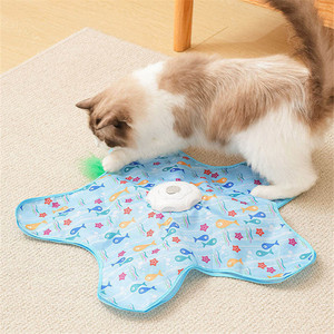 Alfombra <span class=keywords><strong>de</strong></span> Juego Interactiva <span class=keywords><strong>para</strong></span> <span class=keywords><strong>Gatos</strong></span> con Plumas, Juguete Automático con Giro <span class=keywords><strong>de</strong></span> 360 Grados °   Juguete Eléctrico <span class=keywords><strong>para</strong></span> <span class=keywords><strong>Gatos</strong></span> con Movimiento Aleatorio <span class=keywords><strong>para</strong></span> Cazar y Disimular - Product Image 2