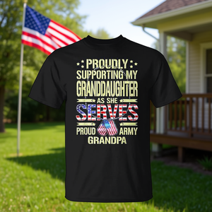 Camiseta de abuelo del ejército con la frase: Orgullosamente apoyo a mi nieta mientras ella sirve en el ejército - Product Image 3