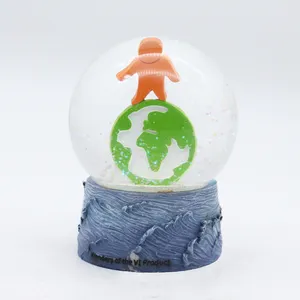 Lopen Aarde Vriendelijkheid Planeet Internationale Custom Sneeuw Globe Ontwerp Hars Souvenirs Sneeuwbol Transparant Kristal Water Bal