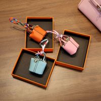 Porte-clés de luxe en forme de mini sac seau en cuir PU avec foulard en soie et breloque cadenas doré, pendentif de sac pour femme, cadeau de mode, vente en gros, OEM, personnalisé