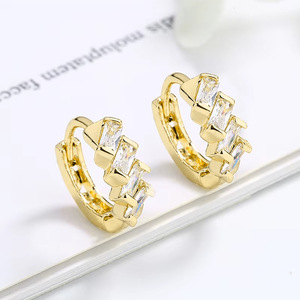 Pendientes de tuerca de moissanita VVS GRA de corte redondo con diseño de cola de pez de líneas simples, rellenos de oro de 14K, joyería de uso diario para mujer - Product Image 3