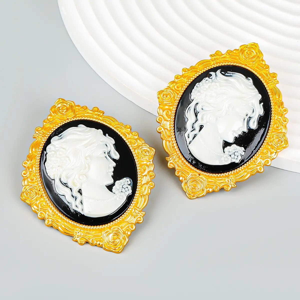 Wholesale Fashion Jewelry new medieval antique gold earrings European vintage zinc alloy cameo resin stud earrings wholesale