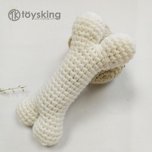 ของเล่นเคี้ยวรูปกระดูกน่ารักตลกๆ สำหรับสุนัข ยี่ห้อ TK Wholesale ทำจากขนสัตว์ผสมใยฝ้าย PP พร้อมเสียงบีบมีเสียง ของเล่นถักโครเชต์รูปอาหารสัตว์เลี้ยง - Product Image 1