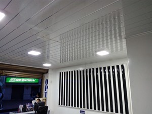 Panel <span class=keywords><strong>de</strong></span> Techo <span class=keywords><strong>de</strong></span> <span class=keywords><strong>PVC</strong></span> Blanco Brillante <span class=keywords><strong>de</strong></span> Bajo Precio YS, Lámina Personalizada <span class=keywords><strong>de</strong></span> 6 m <span class=keywords><strong>de</strong></span> Longitud, Insonorizada <span class=keywords><strong>para</strong></span> <span class=keywords><strong>Techos</strong></span> y Paredes Comerciales - Product Image 5