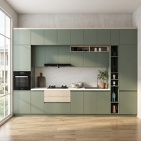 Meuble de cuisine mural sur mesure avec rangement haut et plan de travail en pierre artificielle pour villa