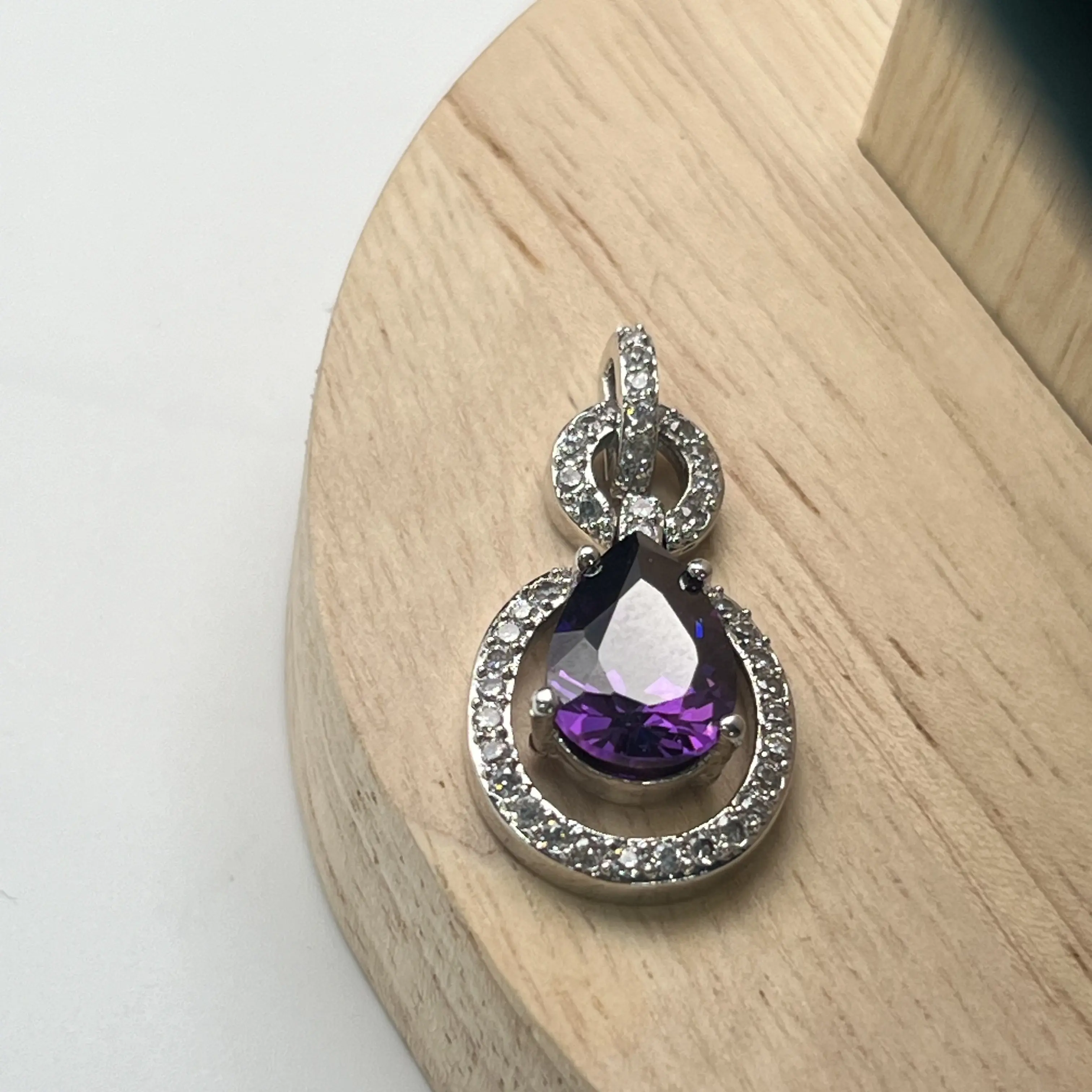 Fabricant de gros pendentif violet double anneau en cuivre fabriqué unisexe en laiton zircon pierre tendance cadeau parfait