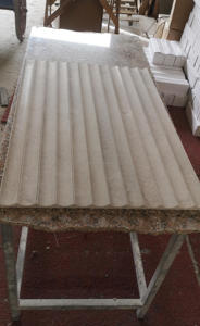 SH STONE <span class=keywords><strong>pierre</strong></span> <span class=keywords><strong>naturelle</strong></span> nouveau Design aiguisé blanc <span class=keywords><strong>Beige</strong></span> travertin concave cannelé carreaux de marbre panneau mural pour la décoration intérieure - Product Image 2
