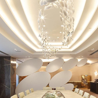 Lustre suspendu en métal et acrylique sur mesure, éclairage blanc neutre, restaurant haut de gamme, hôtel, personnalisation exquise
