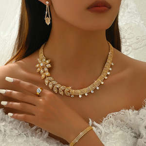 Ensemble de bijoux luxueux plaqué or avec strass et zircon scintillant, colliers, bracelets, bagues, boucles d'oreilles dans un style romantique - Product Image 1