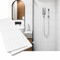 Panneaux muraux en SPC blanc marbré brillant pour salle de bain