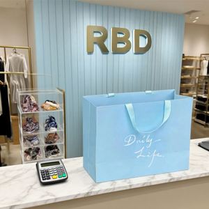Logo personnalisé, cadeaux biodégradables, sacs en papier pour magasins de vêtements, sacs à chaussures avec poignées, sacs en papier blanc couché - Product Image 3