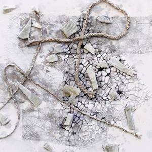 Nuovo Arrivo: Quadro su Tela Dipinto a Mano con Tecnica Mista, Natura Morta, Corda di Canapa e Pietra Naturale - Product Image 2