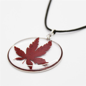 Collana con Foglia di Acero Rosso Essiccata Autunnale in Resina, Souvenir Canadese in Argento 45mm, Regalo Ideale per Lei - Product Image 5