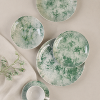 Service de table en céramique et grès à marque privée avec motif marbré vert, comprenant assiettes et bols, pour la maison et les marques OEM